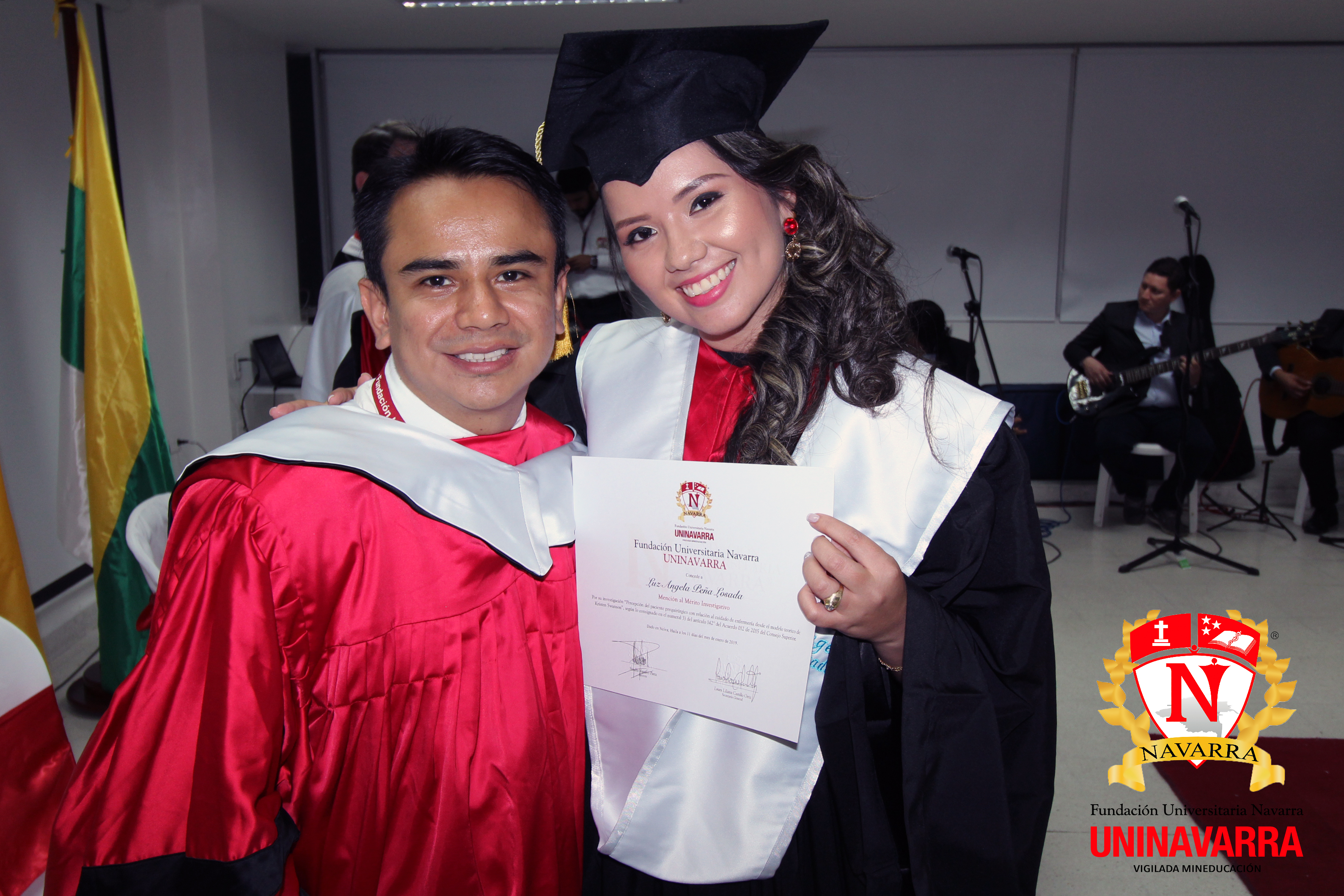 Director del Programa de Enfermería, Enfermero Luis Humberto Rodríguez y Luz Ángela Peña Losada Graduada que recibió la mención al Mérito Investigativo.